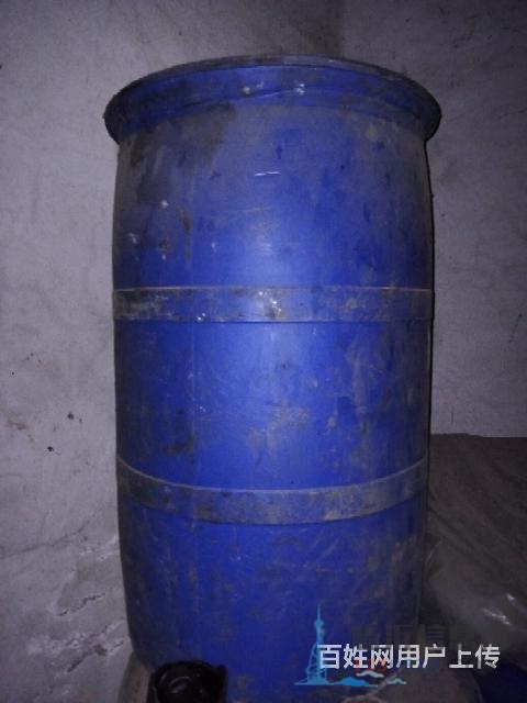 200升的蓝色塑料桶