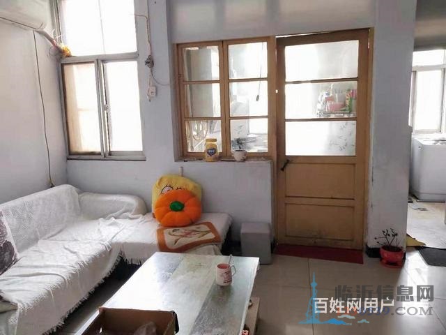 家属院，与一墙之隔，上学方便 出行方便 周边配套设施
