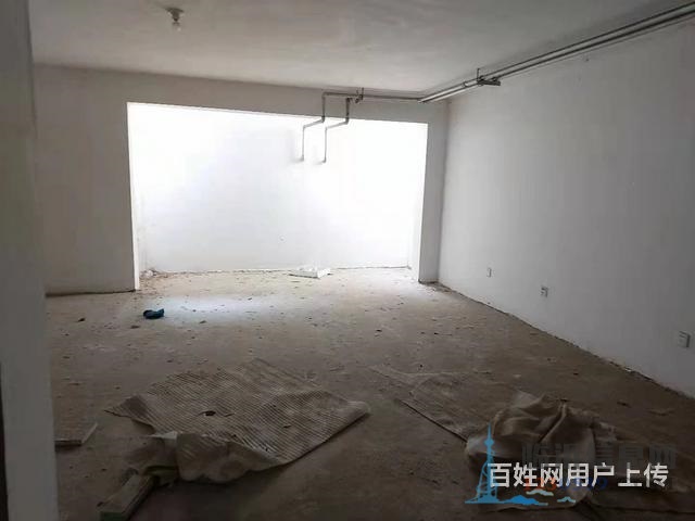 英伦花园别墅 大院子 毛坯 车库可停4辆车  1100万证过