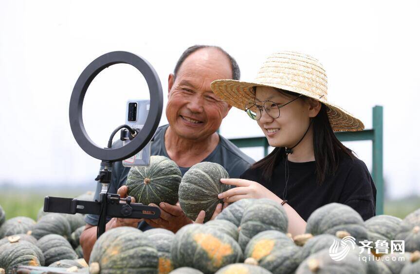 临沂：20名高职生发起助农直播 两周卖出南瓜40万斤