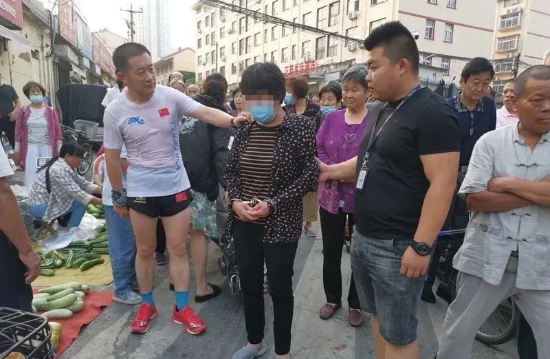 被抓现行!早市女扒手落网