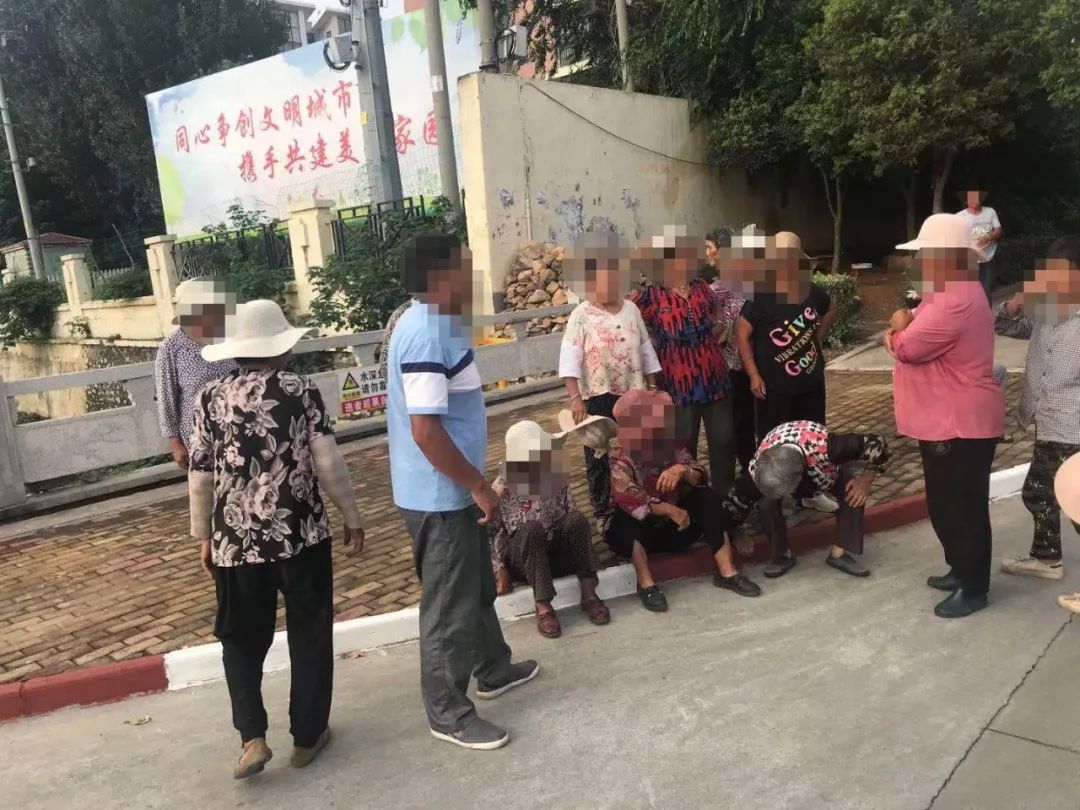 【聚焦“两路两车”】真能“装”!临沂一辆面包车核载9人实载16人