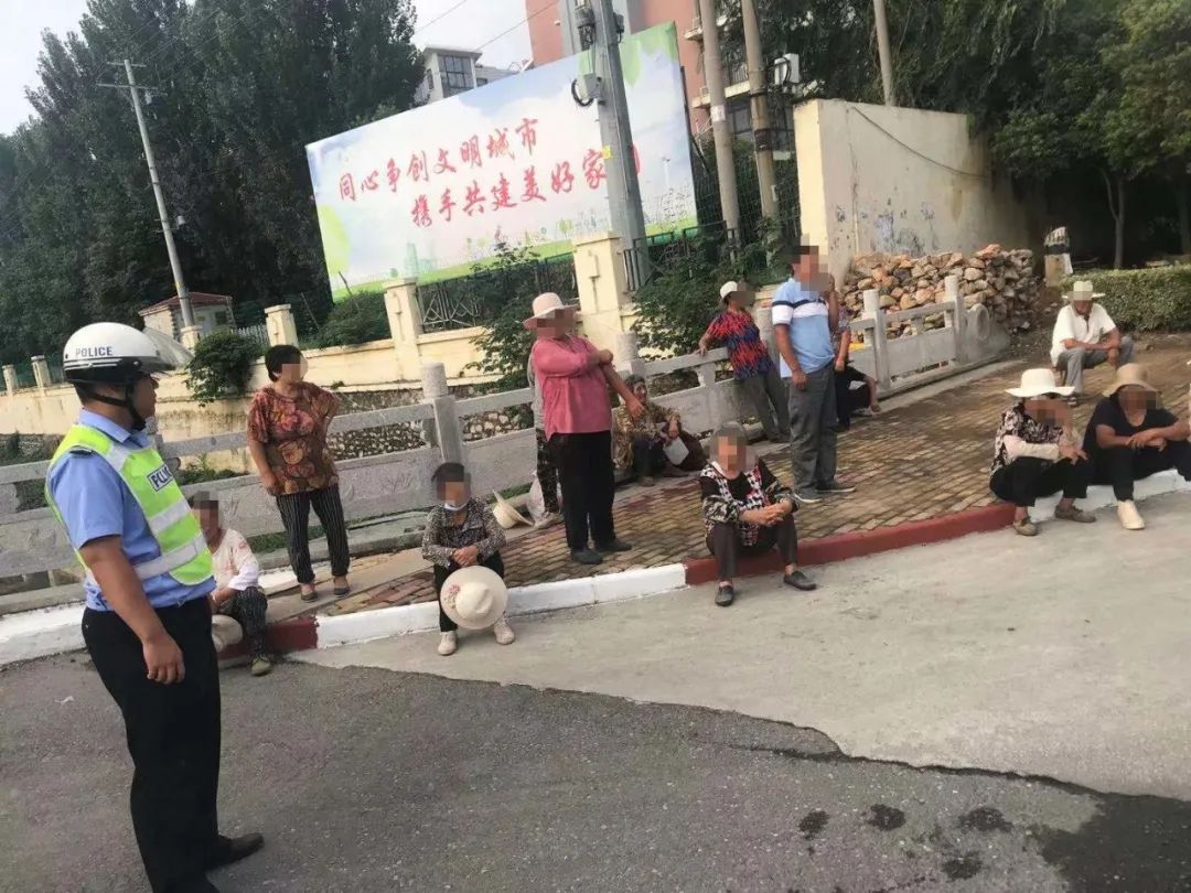 【聚焦“两路两车”】真能“装”!临沂一辆面包车核载9人实载16人
