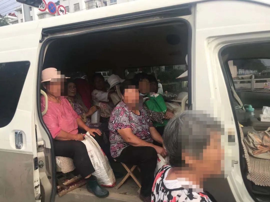 【聚焦“两路两车”】真能“装”!临沂一辆面包车核载9人实载16人