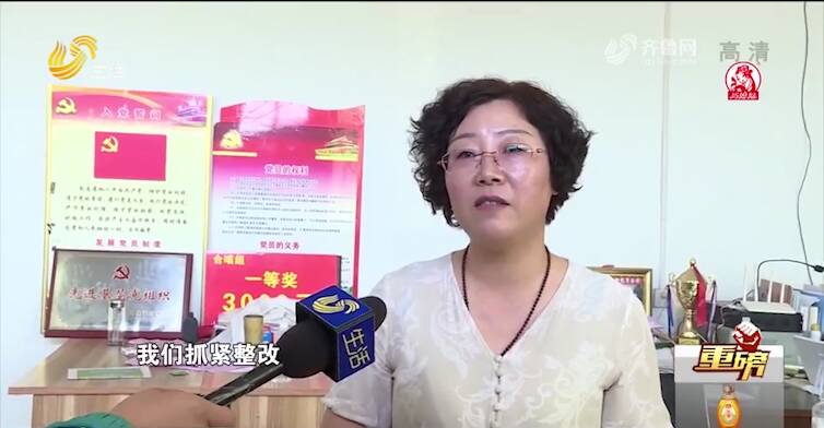 临沂一居民楼楼顶掉落水泥块 汽车被砸难处理