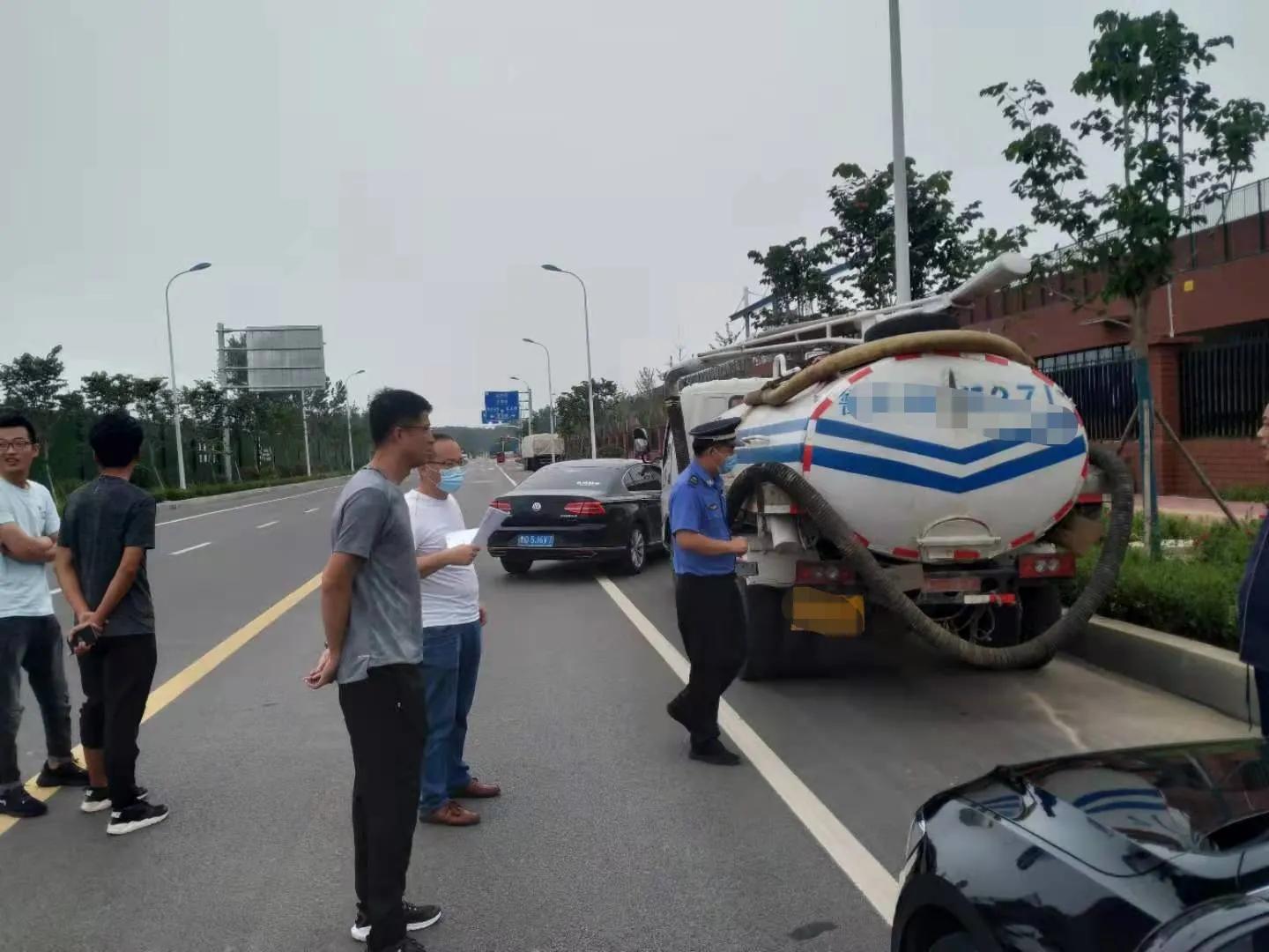 吸粪车偷排粪水进雨水井,城管及时查处