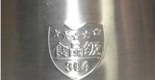 “夺命保温杯”遭央视多次曝光,热水进毒水出,大家要提高警惕