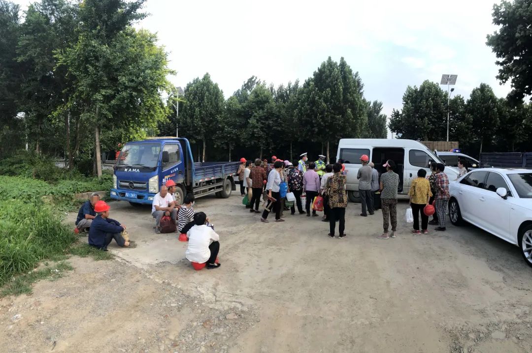 惊呆！一辆面包车拉了30人，被民警精准查处！