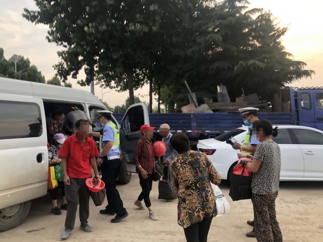 惊呆！一辆面包车拉了30人，被民警精准查处！