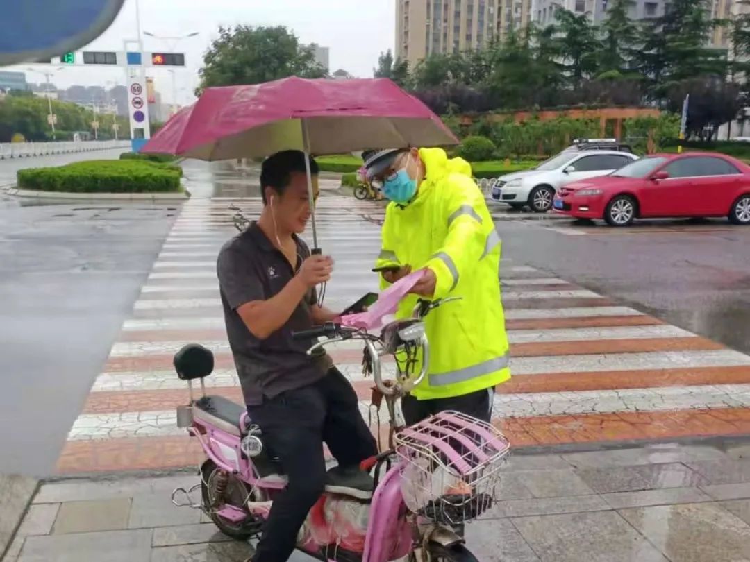 佩戴头盔，安全出行！