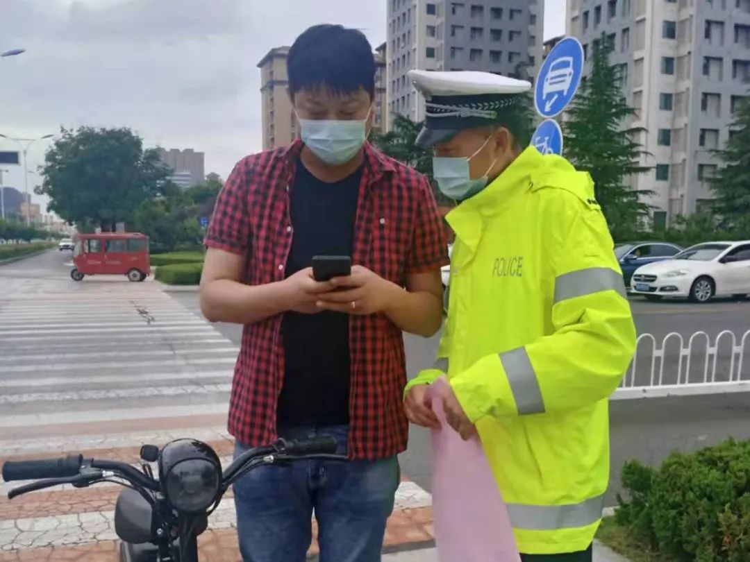 佩戴头盔，安全出行！