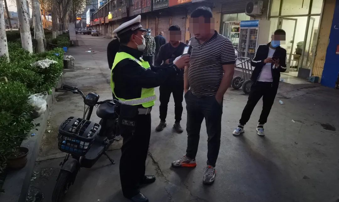 凌晨,临沂男子饭店聚餐与邻桌客人吵架,饭后酒驾被对方举报