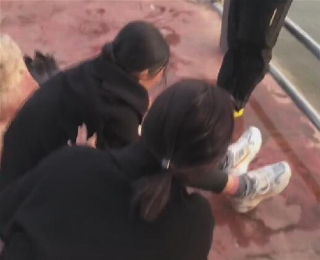 山东临沂一女子跳河轻生获救：有人下水拉人，有人脱衣结绳