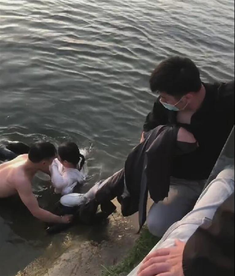 山东临沂一女子跳河轻生获救：有人下水拉人，有人脱衣结绳