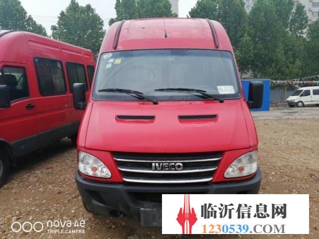 低转依维柯宝迪加长中型10座客车