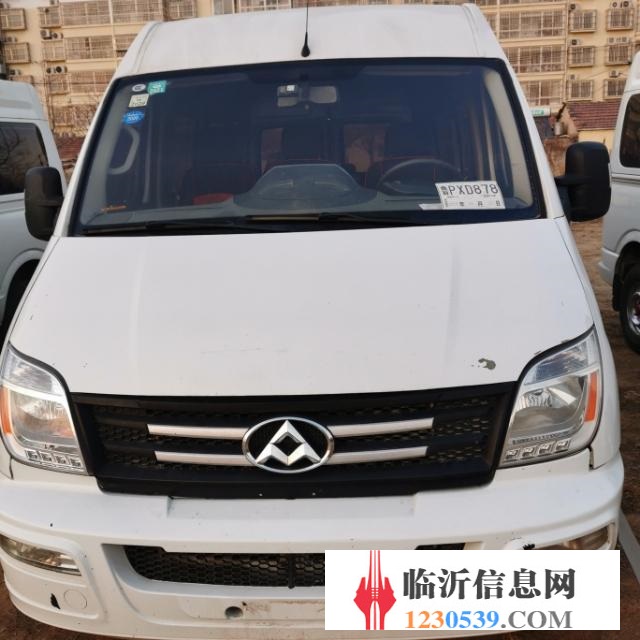 急转多辆商务大面包车