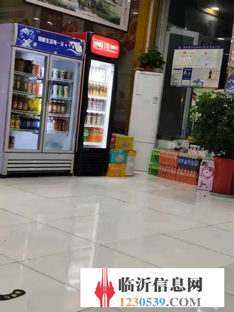 平邑地方镇中心街 经营中的麻辣烫