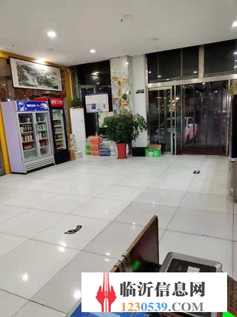 平邑地方镇中心街 经营中的麻辣烫