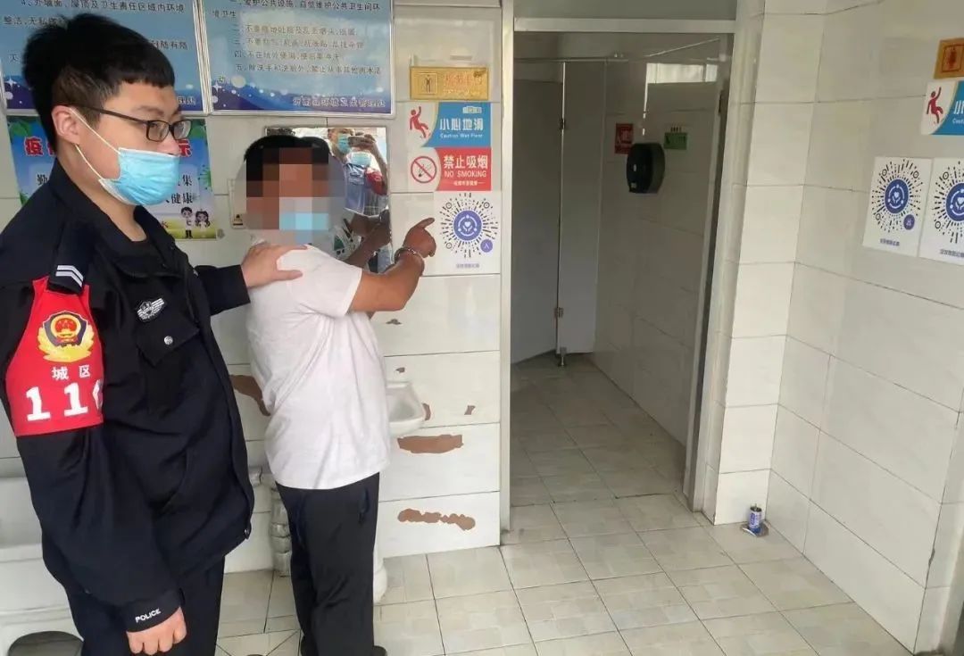 意想不到!这个嫌疑人把手伸向了公厕