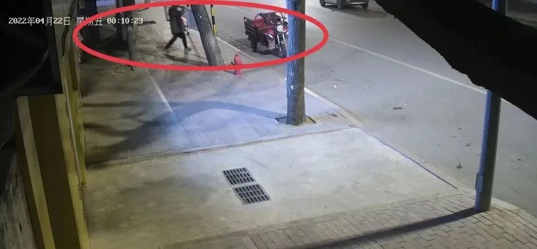 意想不到!这个嫌疑人把手伸向了公厕