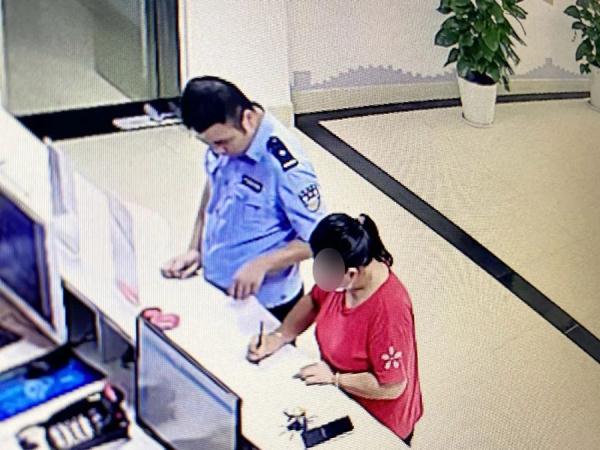 穿“警服”亮“警官证”就是警察？小心有诈
