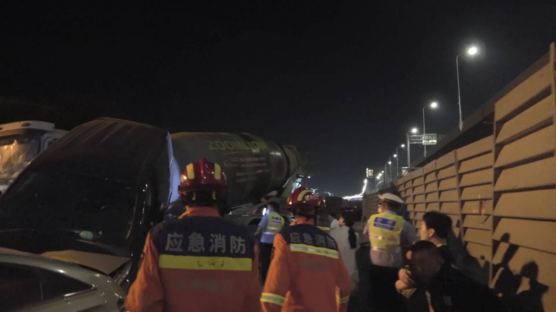 临沂五车追尾 中间轿车“叠罗汉”消防员从压扁轿车夹缝中救出被困人员