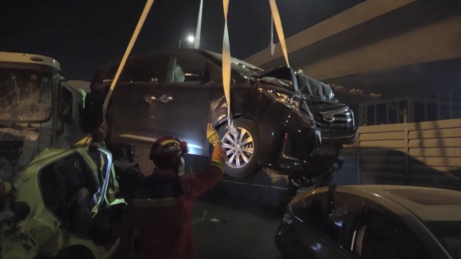 临沂五车追尾 中间轿车“叠罗汉”消防员从压扁轿车夹缝中救出被困人员