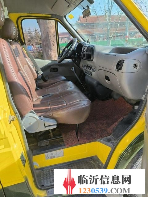 急转多台大面包车